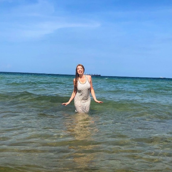 Meet your Posher! 💳 - Picture 1 of 7